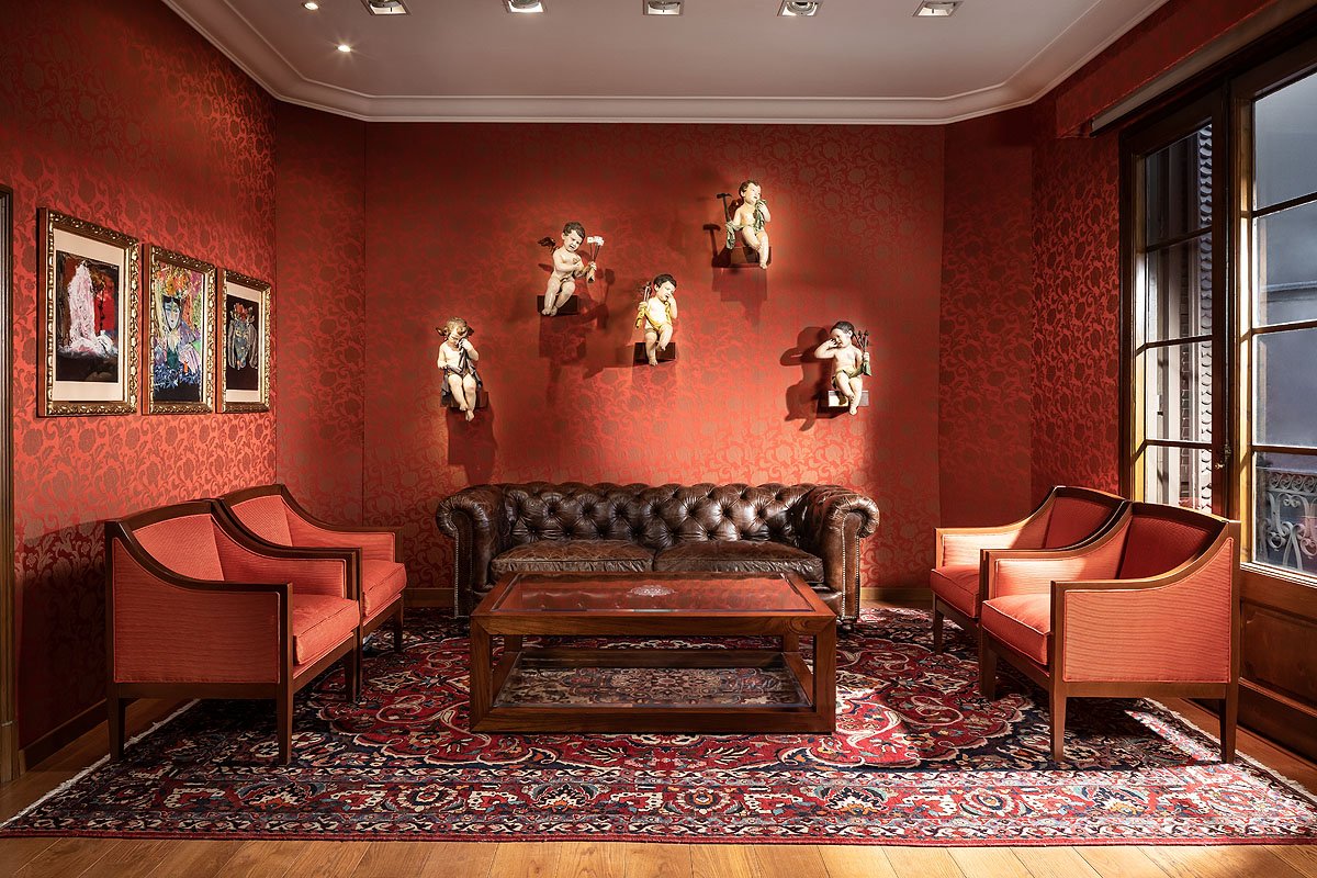 Salón tapizado de seda roja con esculturas de angelitos
