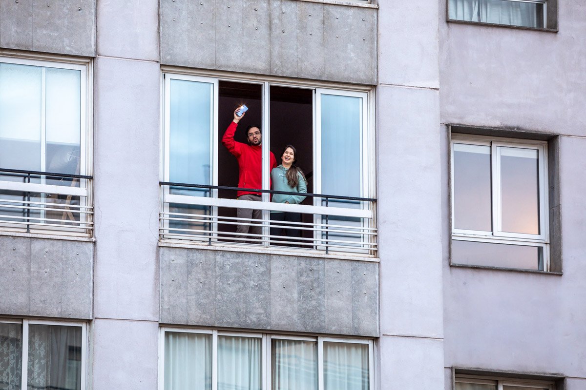 pareja en su ventana