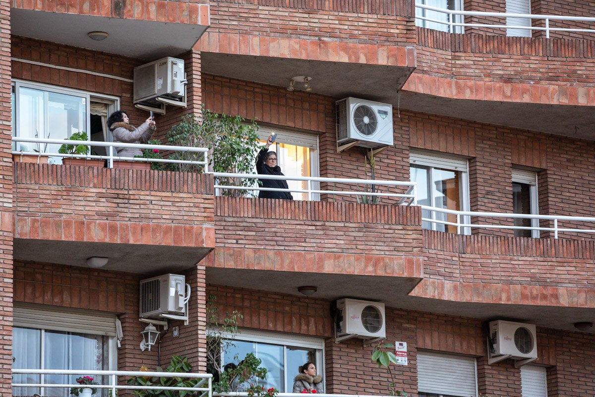 personas en sus balcones